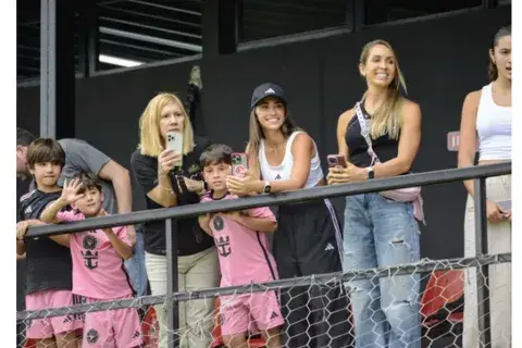 La influencer rosarina apostó a un estilismo 100 por ciento sporty La influencer rosarina apostó a un estilismo 100 por ciento sporty