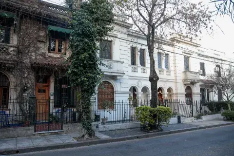 Su arquitectura, sus calles soñadas y sus grandes arboledas te transportan al típico barrio inglés Su arquitectura, sus calles soñadas y sus grandes arboledas te transportan al típico barrio inglés