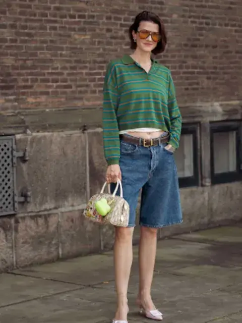 Remera polo con bermuda de denim en un look comfy y canchero Remera polo con bermuda de denim en un look comfy y canchero