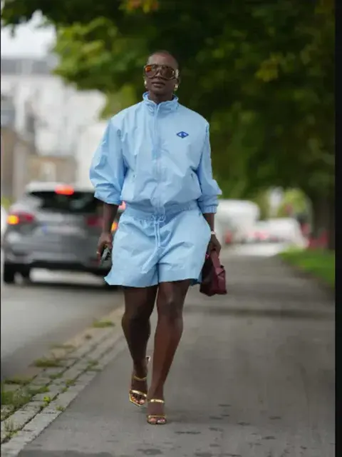 Celeste cielo, el color del 2025: también vale para looks 100% athleisure Celeste cielo, el color del 2025: también vale para looks 100% athleisure