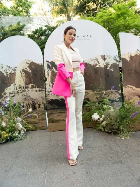 Continuamos con los trajes, Jimena Accardi con una propuesta bicolor en el evento de SKIN1004 Continuamos con los trajes, Jimena Accardi con una propuesta bicolor en el evento de SKIN1004