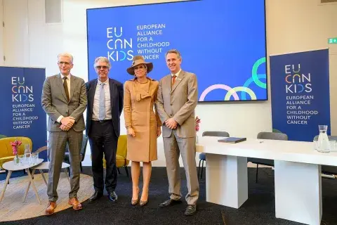 Máxima en evento con un estilismo monocromo en color marrón que estaba compuesto por un increíble piloto de lluvia, corte ¾, con cierre escondido y detalles en dorado Máxima en evento con un estilismo monocromo en color marrón que estaba compuesto por un increíble piloto de lluvia, corte ¾, con cierre escondido y detalles en dorado