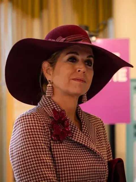 Máxima llevó el pelo recogido para sumar una pamela, también a tono, de Maison Fabienne Delvigne, encargada de realizar sus tocados Máxima llevó el pelo recogido para sumar una pamela, también a tono, de Maison Fabienne Delvigne, encargada de realizar sus tocados