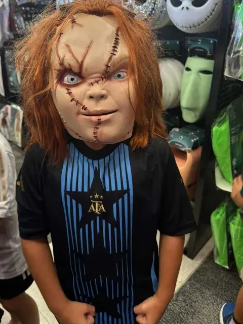 El particular disfraz que llevó de uno de sus hijos, quien se robó las miradas al vestirse de Chucky