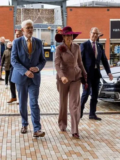 Máxima apostó por un look muy elegante en cuadrillé en bordó y blanco Máxima apostó por un look muy elegante en cuadrillé en bordó y blanco