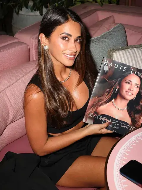 Para completar el estilismo sumó sandalias a tono y joyas exclusivas de Tiffany & Co Para completar el estilismo sumó sandalias a tono y joyas exclusivas de Tiffany & Co