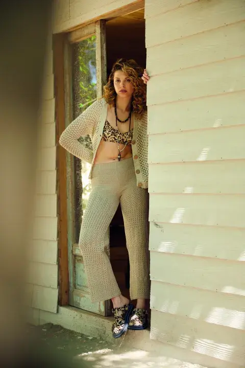 una chica posando en un bosque con ropa de verano una chica posando en un bosque con ropa de verano