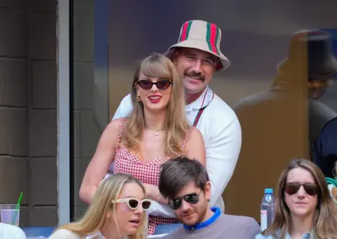 Foto de Taylor Swift y Travis Kelce. Foto de Taylor Swift y Travis Kelce.