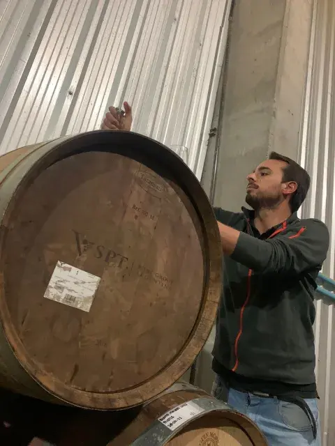 Tomás es ingeniero agrónomo y enólogo: realiza un seguimiento personalizado de los vinos. Tomás es ingeniero agrónomo y enólogo: realiza un seguimiento personalizado de los vinos.