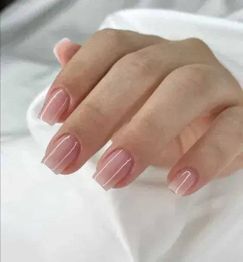 Las uñas translucidas, un ítem qu se verá mucho en 2025