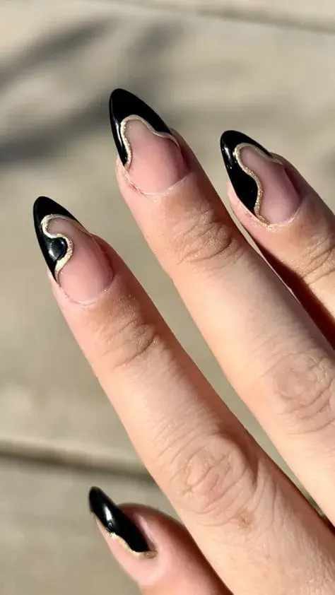 Uñas doradas y negras Uñas doradas y negras
