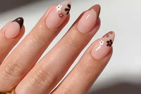 Con pequeños detales de flores en tonos mocca Con pequeños detales de flores en tonos mocca