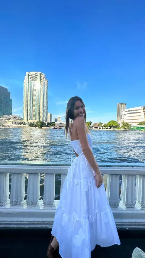 Pampita usando un vestido ideal para año nuevo, blanco, largo Pampita usando un vestido ideal para año nuevo, blanco, largo