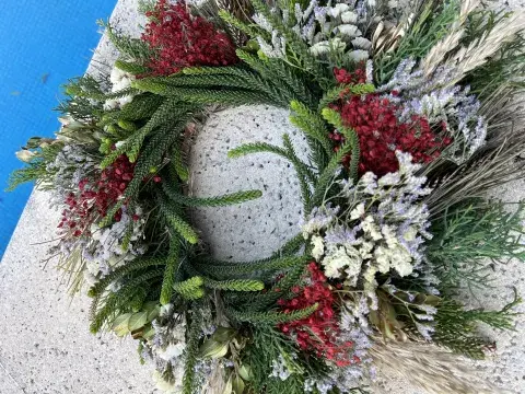 Corona de araucaria, pino y flores Corona de araucaria, pino y flores