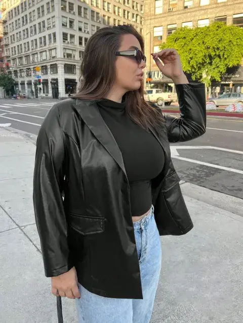 Una mujer usando un blazer de cuero Una mujer usando un blazer de cuero