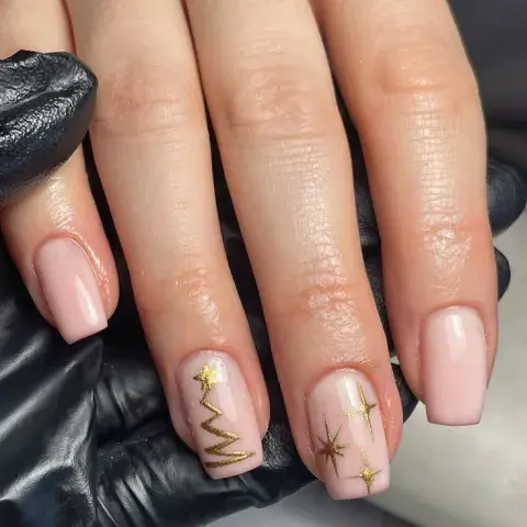 Uñas navideñas en color dorado Uñas navideñas en color dorado