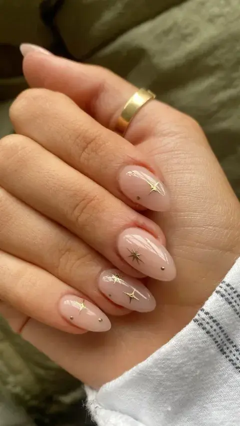 Uñas en color dorado Uñas en color dorado