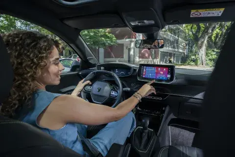El sistema multimedia del nuevo Peugeot 208 incluye compatibilidad con Android Auto y Apple CarPlay. El sistema multimedia del nuevo Peugeot 208 incluye compatibilidad con Android Auto y Apple CarPlay.