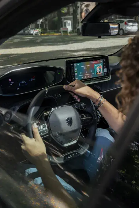 La tecnología del Nuevo Peugeot 208 convierte tus viajes en momentos productivos: aprendé idiomas, escuchá audiolibros o descubrí podcasts. La tecnología del Nuevo Peugeot 208 convierte tus viajes en momentos productivos: aprendé idiomas, escuchá audiolibros o descubrí podcasts.