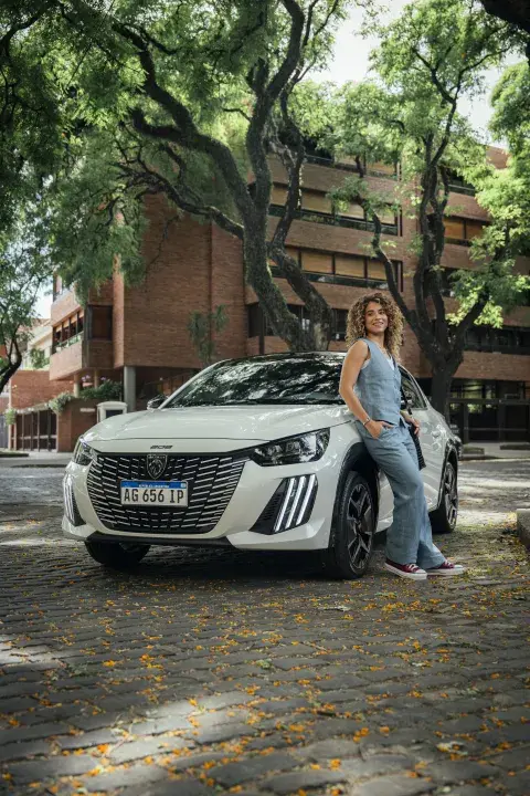 De estética impecable, el el Nuevo Peugeot 208 incorpora el nuevo logotipo de la marca y una firma lumínica innovadora en los faros delanteros y traseros LED. De estética impecable, el el Nuevo Peugeot 208 incorpora el nuevo logotipo de la marca y una firma lumínica innovadora en los faros delanteros y traseros LED.