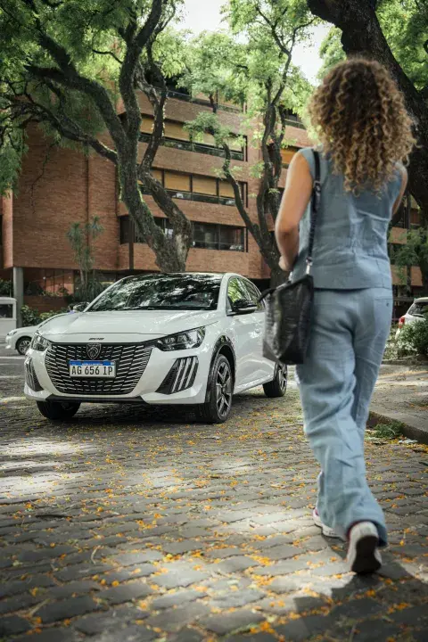 Peugeot 208 es el hatchback favorito de los argentinos y se reinventa con tres versiones de diseño vanguardista, motores eficientes y el distintivo i-Cockpit® 3D. Peugeot 208 es el hatchback favorito de los argentinos y se reinventa con tres versiones de diseño vanguardista, motores eficientes y el distintivo i-Cockpit® 3D.
