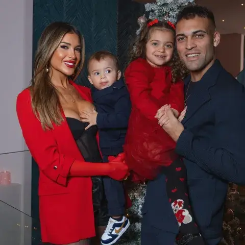 El look de Agustina Gandolfo, Lautaro Martínez y sus hijos en la Nochebuena de 2024. El look de Agustina Gandolfo, Lautaro Martínez y sus hijos en la Nochebuena de 2024.