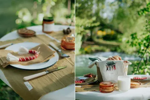 Una mesa navideña al aire libre. Una mesa navideña al aire libre.