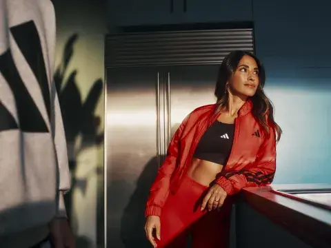 Foto de Antonela Roccuzzo posando para campaña de Adidas. Foto de Antonela Roccuzzo posando para campaña de Adidas.