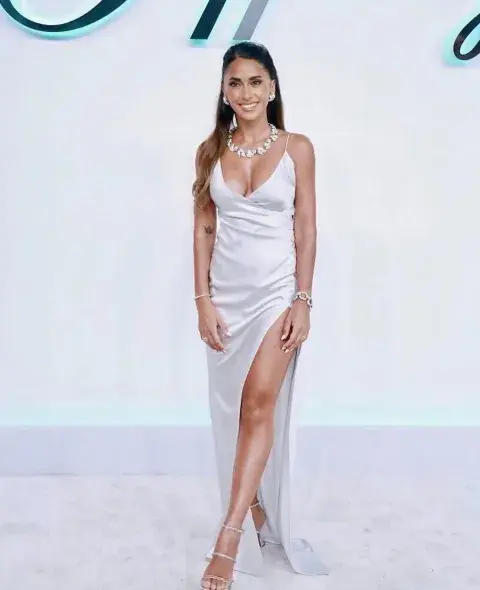 Antonela Roccuzzo usando un vestido blanco perlado con accesorios en plateado Antonela Roccuzzo usando un vestido blanco perlado con accesorios en plateado