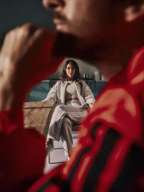 Foto de Messi y Antonela Roccuzzo posando juntos para campaña de Adidas. Foto de Messi y Antonela Roccuzzo posando juntos para campaña de Adidas.