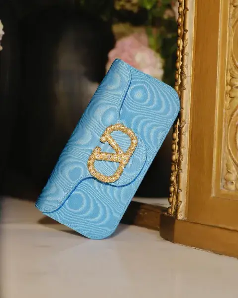 Foto de la cartera que usó Apple Martin en el Baile de los Debutantes. Foto de la cartera que usó Apple Martin en el Baile de los Debutantes.