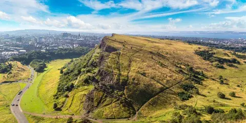 Arthur’s Seat: se trata de un antiguo volcán ubicado en el parque Holyrood. Arthur’s Seat: se trata de un antiguo volcán ubicado en el parque Holyrood.