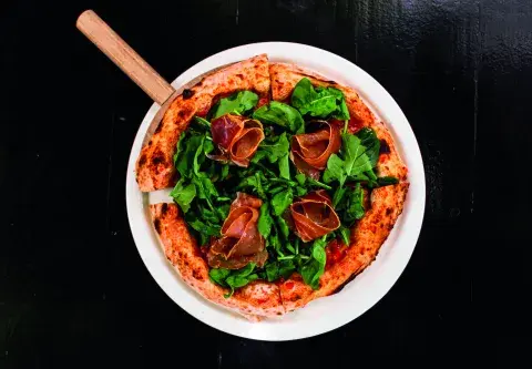 Pizza de rúcula y jamón crudo Pizza de rúcula y jamón crudo