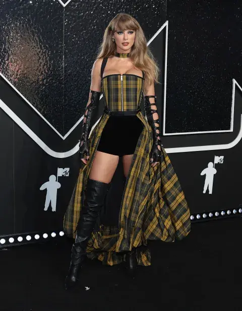 Taylor Swift viste de Dior en los MTV VMAs 2024.