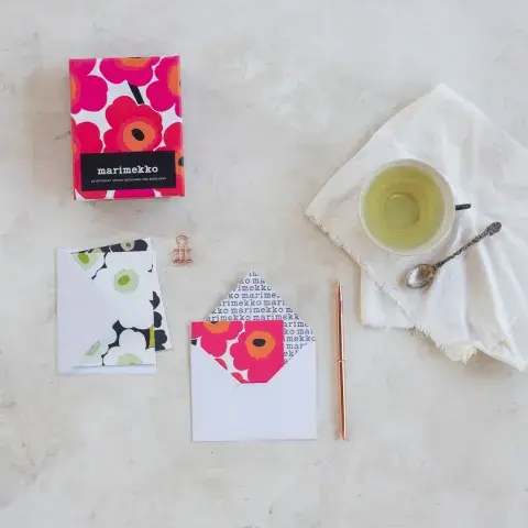 Caja de tarjetas y sobres con diseño de Marimekko Caja de tarjetas y sobres con diseño de Marimekko