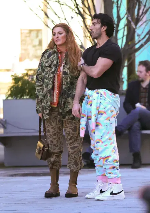 Foto de Blake Lively y Justin Baldoni en el set de Romper el círculo. Foto de Blake Lively y Justin Baldoni en el set de Romper el círculo.