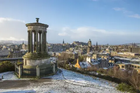 Calton Hill, uno de los puntos más icónicos de la ciudad y hogar de varios monumentos históricos de Edimburgo. Calton Hill, uno de los puntos más icónicos de la ciudad y hogar de varios monumentos históricos de Edimburgo.