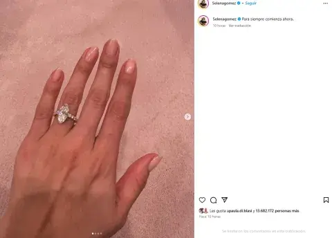 Captura del anuncio del compromiso de Selena Gomez y Benny Blanco. Captura del anuncio del compromiso de Selena Gomez y Benny Blanco.
