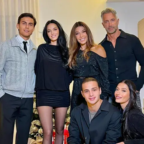 El look de Catherine Fulop y la familia Sabatini en la Nochebuena de 2024. El look de Catherine Fulop y la familia Sabatini en la Nochebuena de 2024.