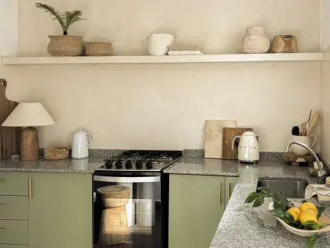 Las alzadas de mosaicos se revistieron de microcemento color beige (Sinteplast) y los muebles se pintaron con esmalte Époxi de la misma marca. Las alzadas de mosaicos se revistieron de microcemento color beige (Sinteplast) y los muebles se pintaron con esmalte Époxi de la misma marca.