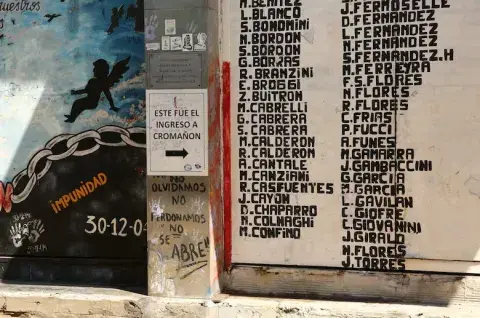Foto de Los nombres de las víctimas de Cromañón inscriptos en el frente del predio. Foto de Los nombres de las víctimas de Cromañón inscriptos en el frente del predio.