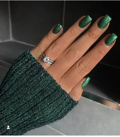 Uñas en color verde con brillos Uñas en color verde con brillos