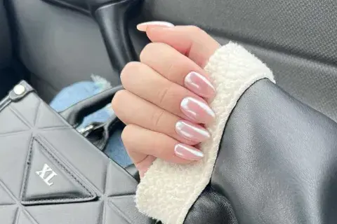 Los nacarados, otra forma ideal de llevar las uñas al minimalismo Los nacarados, otra forma ideal de llevar las uñas al minimalismo