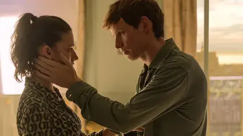 Úrsula Corberó y Eddie Redmayne en una escena de "El chacal" Úrsula Corberó y Eddie Redmayne en una escena de "El chacal"