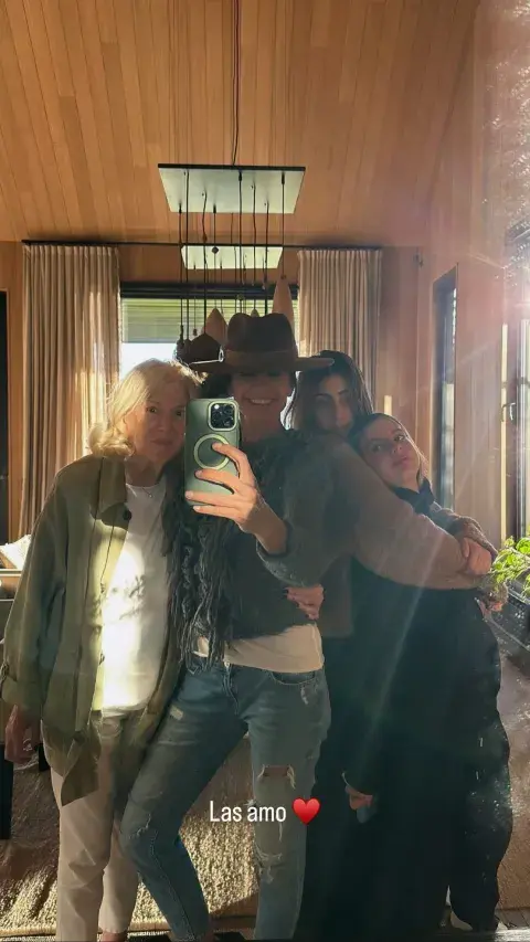 Foto de Juliana Awada y su familia. Foto de Juliana Awada y su familia.