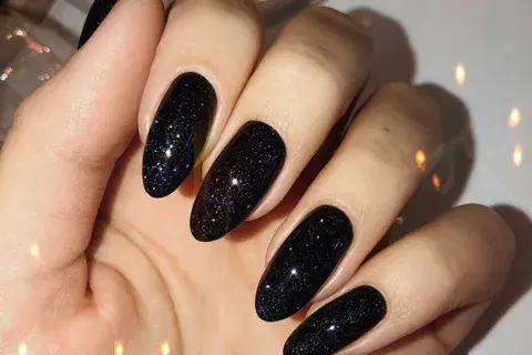 Escorpio, negro más glitter es la dupla perfecta Escorpio, negro más glitter es la dupla perfecta