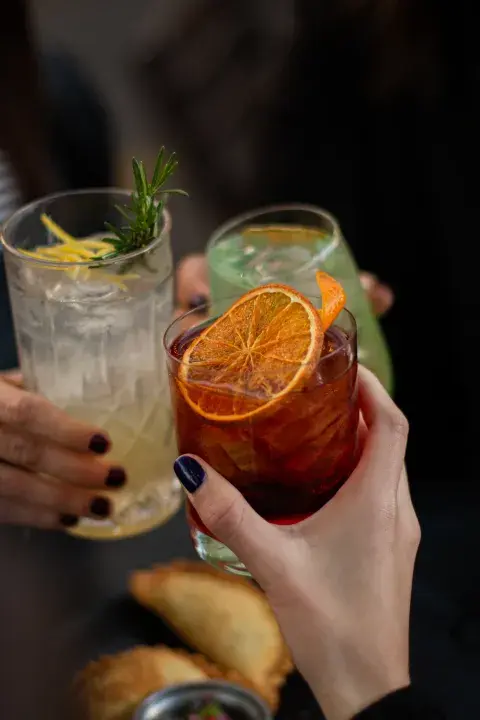 Restaurantes buenos, bonitos y baratos para despedir el año con amigos o compañeros de trabajo. Restaurantes buenos, bonitos y baratos para despedir el año con amigos o compañeros de trabajo.