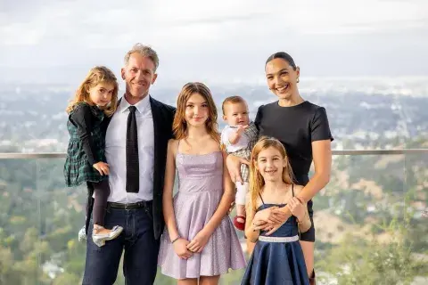 Gal Gadot junto a su esposo y sus cuatro hijas. Gal Gadot junto a su esposo y sus cuatro hijas.