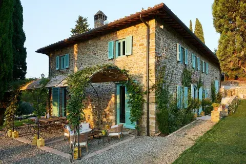 La pérgola de hierro, a tono con las sillas, comunica la cocina con el exterior de la casa. La pérgola de hierro, a tono con las sillas, comunica la cocina con el exterior de la casa.