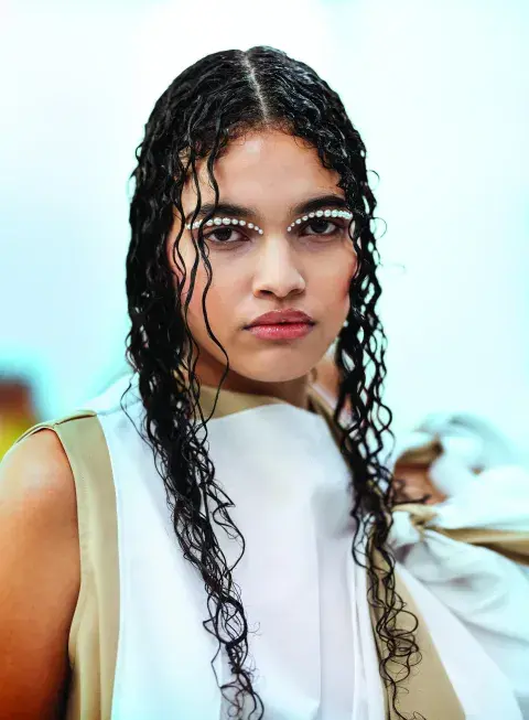 Una mujer maquillada con la tendencia del 2025 Una mujer maquillada con la tendencia del 2025